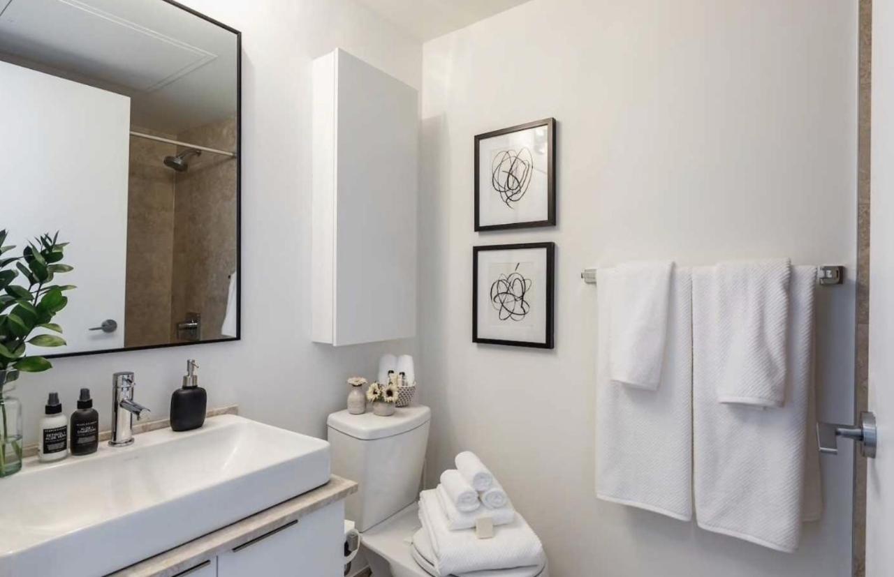 Heart Of Downtown Condo Close To Cn Tower Toronto Exteriör bild